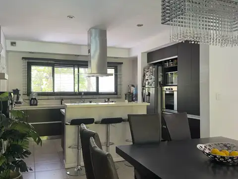 Casa 6 ambientes con 2 baños