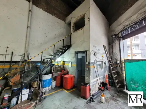 Galpon, Nave Industrial, Deposito + Dos Locales Sobre Avenida con doble Acceso, Gran Porton par...