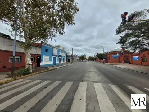 Galpon, Nave Industrial, Deposito + Dos Locales Sobre Avenida con doble Acceso, Gran Porton par...