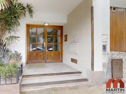 Departamento en Venta de 3 Ambientes en Olivos con Patio y Cochera