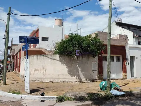 Excelente PH tipo casa de 3 ambientes en esquina con patio y cochera