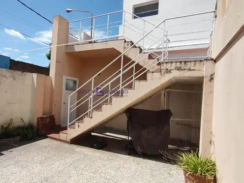 Depto Tipo Casa en Alquiler en Lomas del Mirador, $ 900.000