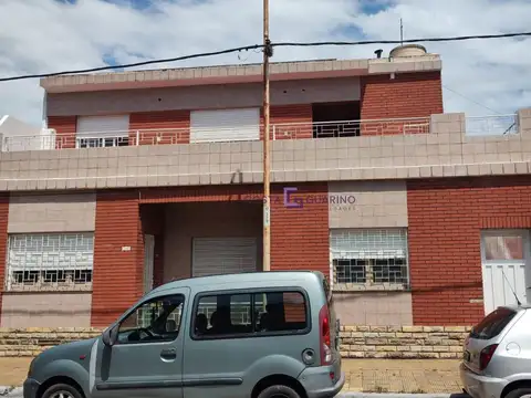 Excelente PH tipo casa de 3 ambientes en esquina con patio y cochera