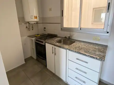 Monoambiente con balcón al contrafrente