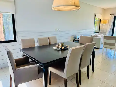 Casa 4 ambientes con 4 baños