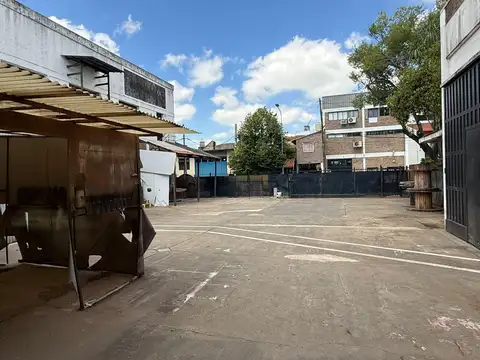 Depósito de 2300 m2 cubiertos en Villa Adelina
