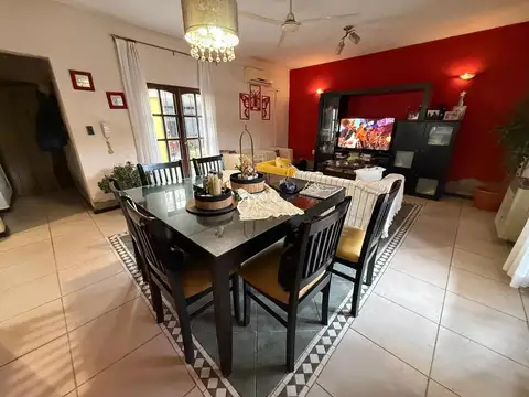 Casa 6 ambientes con 2 baños
