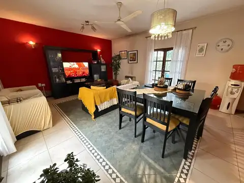 Casa en Venta con 2 cocheras