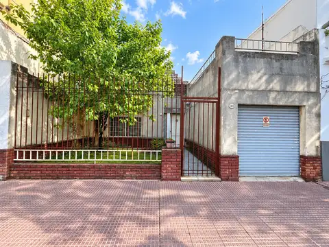 Casa 4 ambientes con cochera, patio, jardin de frente, terraza con quincho
