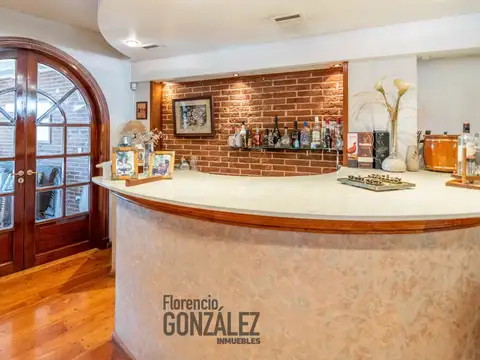 CASA DE 5 AMBIENTES CON COCHERA Y JARDIN EN LUGANO