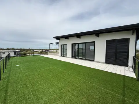 Casa 8 ambientes con 7 baños