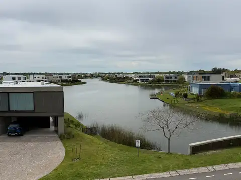 Casa en Venta con 6 cocheras
