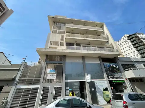 Departamento de 3 ambientes con cochera en Bernal centro