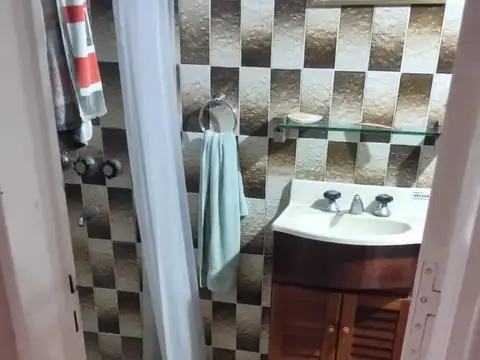 VENTA BUENA CASA CON PARRILLA Y COCHERA A CINCO CUADRAS DEL MAR EN QUEQUÉN