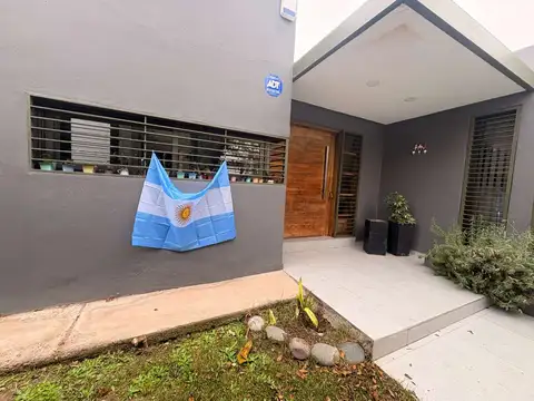 Casa en Venta con 3 cocheras