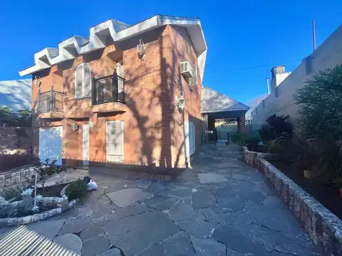 Venta Casa con amplio Patio Rosario Azcuénaga