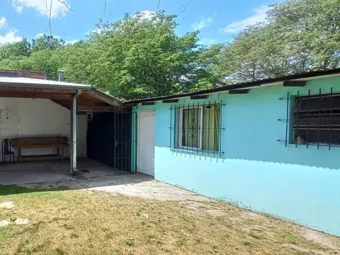 Amplio lote 580m² con casa al fondo y garaje semicubierto!