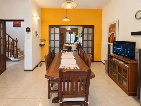Casa 5 ambientes con 2 baños