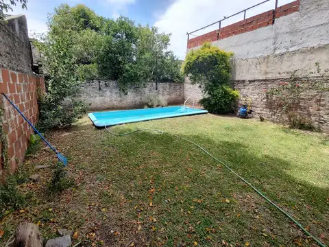 VENTA casa lote propio FONDO CON PILETA 3 HABITACI