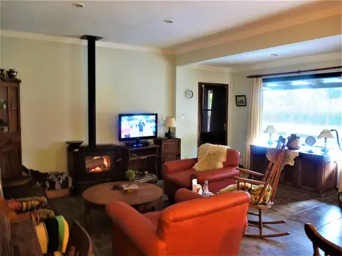 Venta - Casa con Pileta y Parque en Lobos