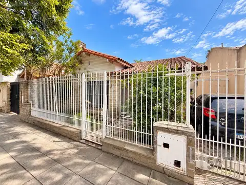 Venta Casa Chalet 4 ambientes con cochera parrilla en Villa Sarmiento Moron