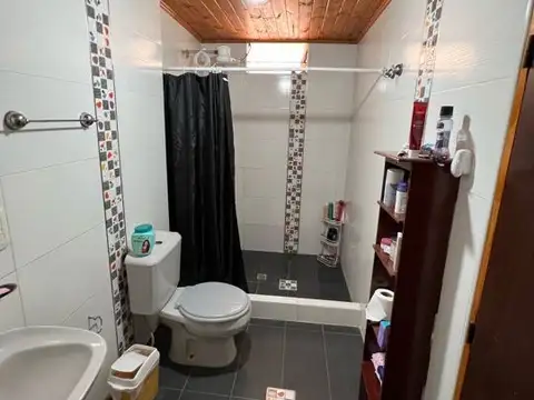 Casa 3 dormitorios con dpto de 1 dormitorio a metros de asfalto