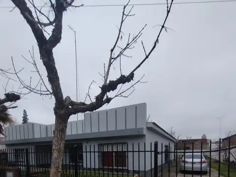 Casa 8 ambientes con 2 baños