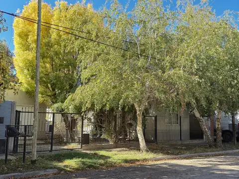 EN VENTA CASA PLOTTIER NEUQUÉN | LOTEO LOS ÁNGELES | Lote 408 m² | 2 Dorm   Estudio | Garage