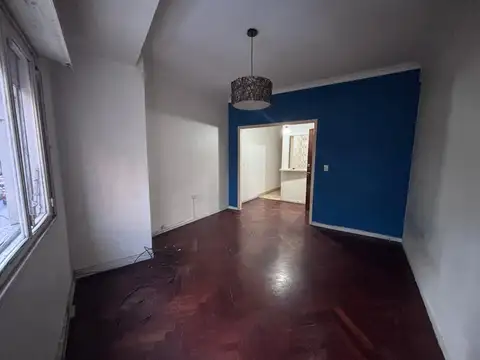 Dpto 1er piso al frente con cocina independiente sobre avenida Excelente ubicacion