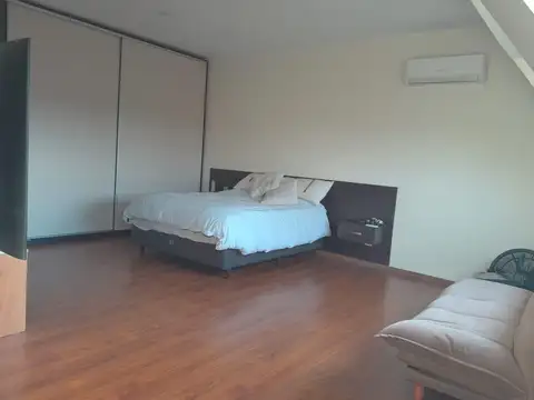 Casa en  venta - 5 dormitorios - pileta -  jardin