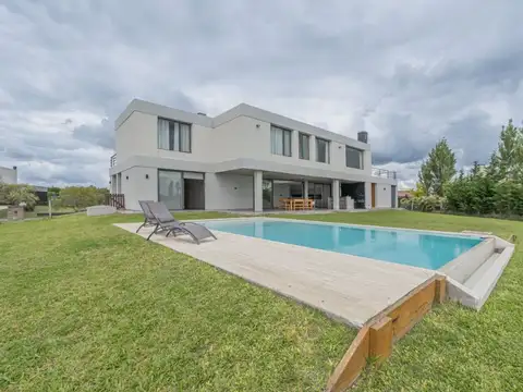 Casa en Venta con 4 cocheras