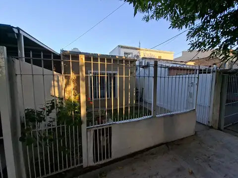 ALQUILER - 2 AMBIENTES  AL FRENTE - CON PATIO