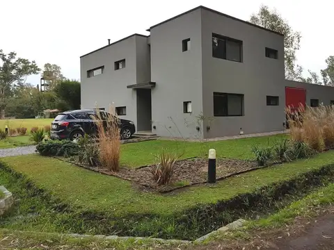 Casa en venta - 3 dormitorios 3 baños - 227mts2 - La Arbolada
