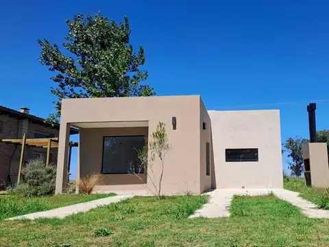 Casa 4 ambientes con 2 baños