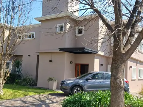 Casa 4 Amb con Dep-Serv.Parque c/Quincho y Parrilla. Piscina