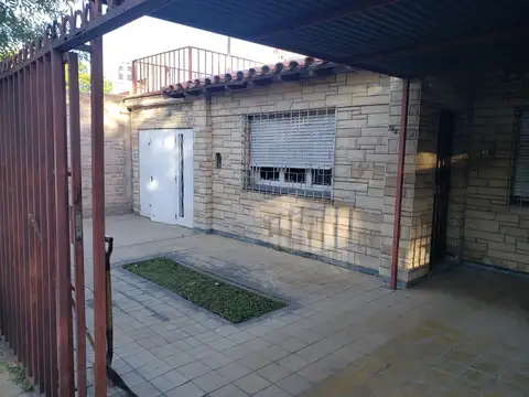 Casa 7 ambientes con 1 baño