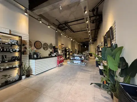 Venta local comercial sobre Avenida Directorio 240m2