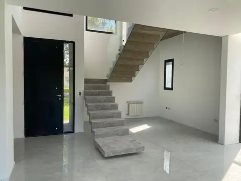 CASA EN VENTA DE 3 DORMITORIOS EN MIRALAGOS