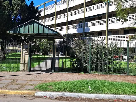 DEPARTAMENTO 3 AMBIENTES - ALQUILER- EDIFICIO DE 3 PISOS- CON JARDINES Y REJA PERIMERAL