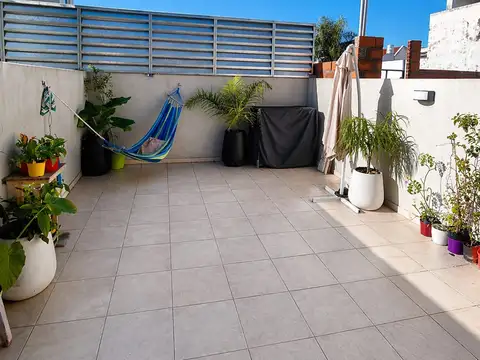 MONO AMBIENTE CON PATIO DE 20 M2 TOTALES 50 M2 UNA JOYA