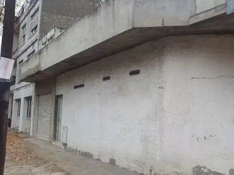 AMPLIA CASA, QUE POSEE DOS VIVIENDAS DE 3 AMB C/U, CON POSIBILIDAD DE AMPLIAR A MAS VIVIENDAS