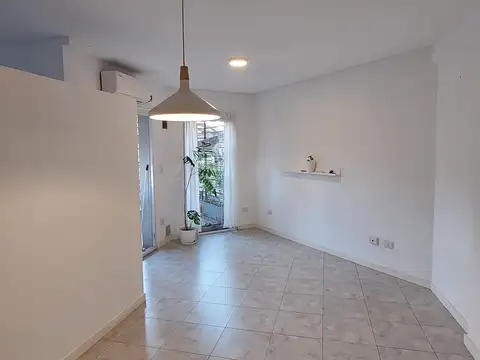 Departamento de un ambiente. Monoambiente al frente con balcón — Villa Urquiza