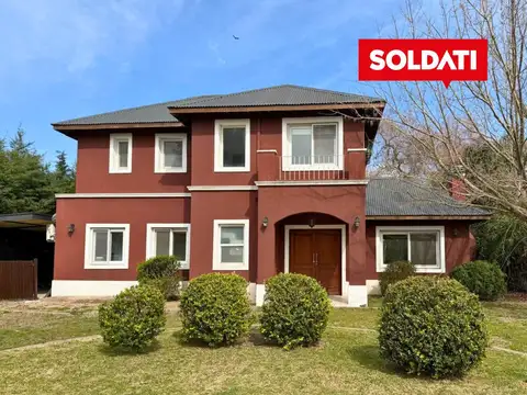Casa en venta, barrio el recodo, lote central. 3 cuartos más escritorio
