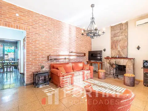 Casa en Venta con 2 cocheras