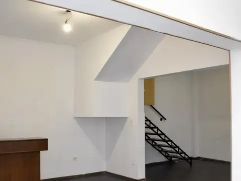 Casa 8 ambientes con 2 baños