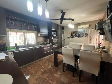 Casa 6 ambientes con 2 baños