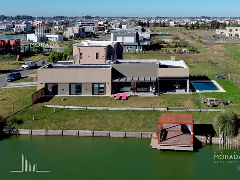 Casa en  venta 3 dormitorios al agua en San Sebastian