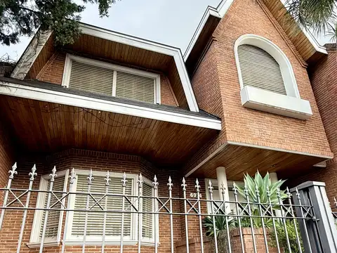 Casa en Lote Propio de 8,66 x 28mts con Cochera 4 Autos, Dependencia, Pileta, Categoria Superior