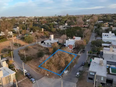 VENTA LOTE ESQUINA LOS CAROLINO APTO DUPLEX PLANO