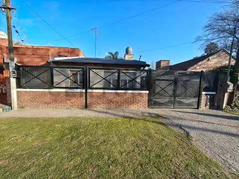25 e/493 y 494 Gonnet - CASA EN VENTA -Baja de valor – USD 118.000